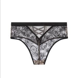 Embroidered thong panty 🖤